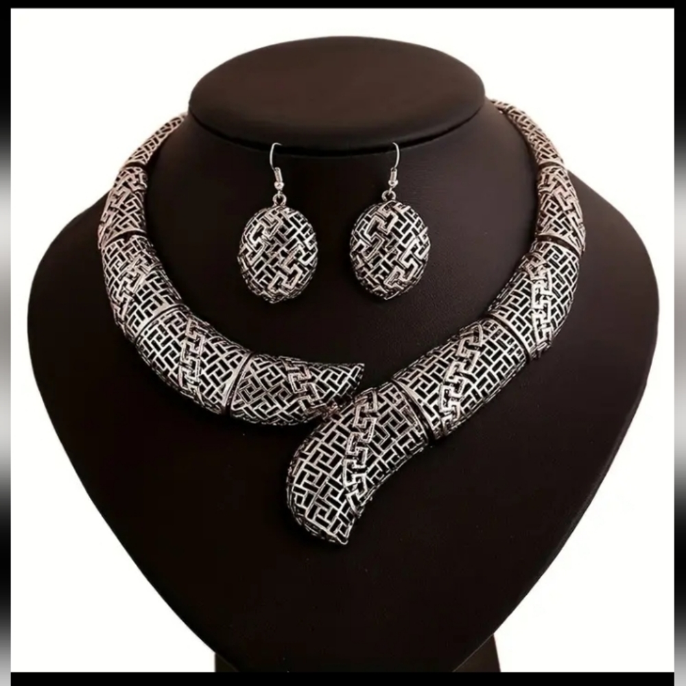 Choker Necklace Set